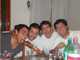 Amigos disfrutando Metele Pata