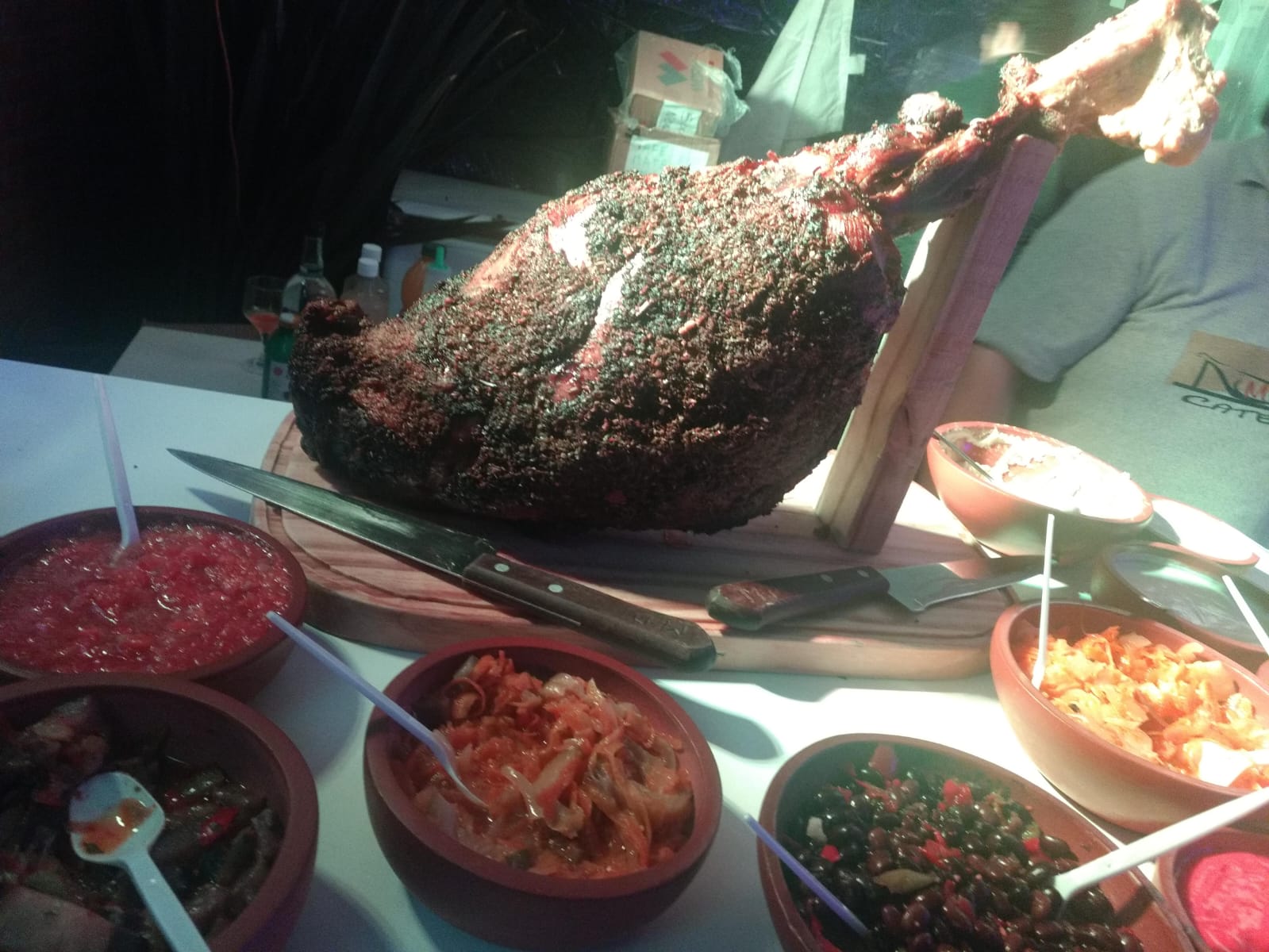 Una clásica pata Metele Pata acompañada por sus salsas y escabeches